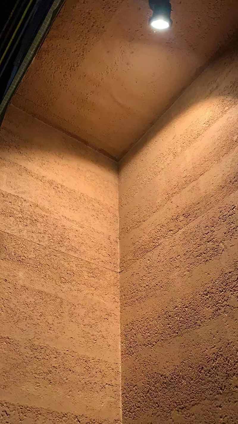 广东湛江酒馆夯土板内墙一角